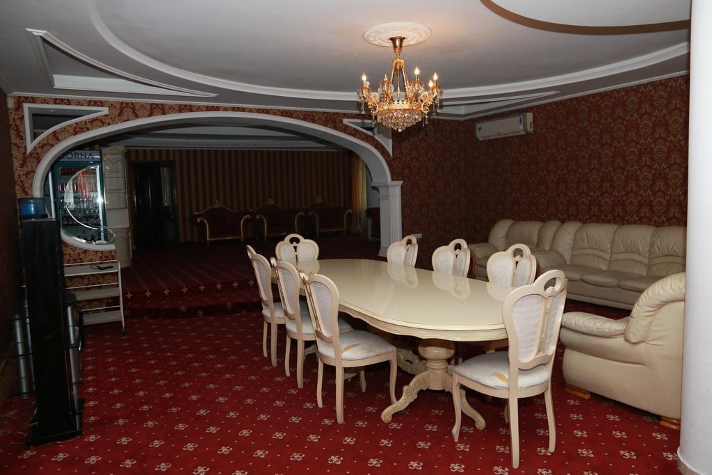 Hotel Gold Lion Chişinǎu Buitenkant foto